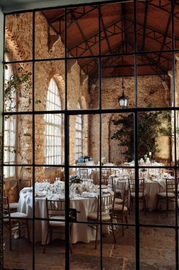 Güzel düğün günü masa dekorasyonu