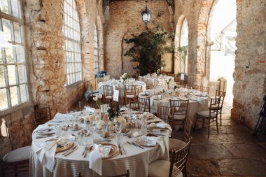 Güzel düğün günü masa dekorasyonu