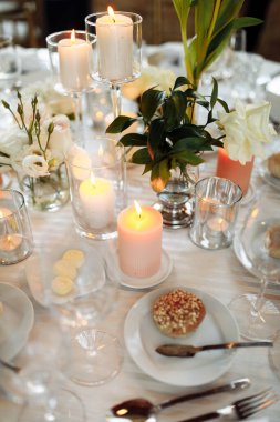 Mum ve dekorasyonlu düğün masası.