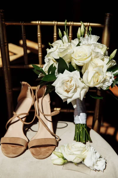 Piękny Bukiet Ślubny Kwiatów Butów — Zdjęcie stockowe