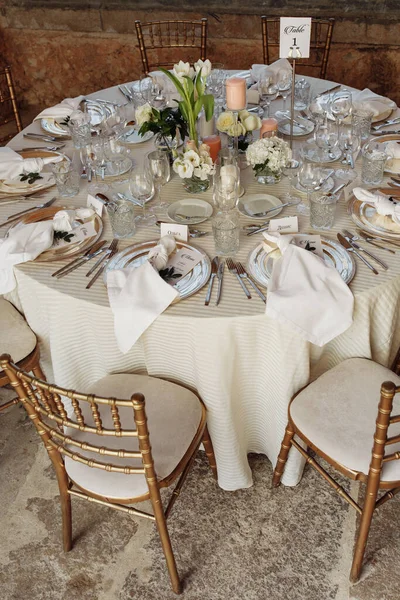 有白色和花朵的婚桌 — 图库照片