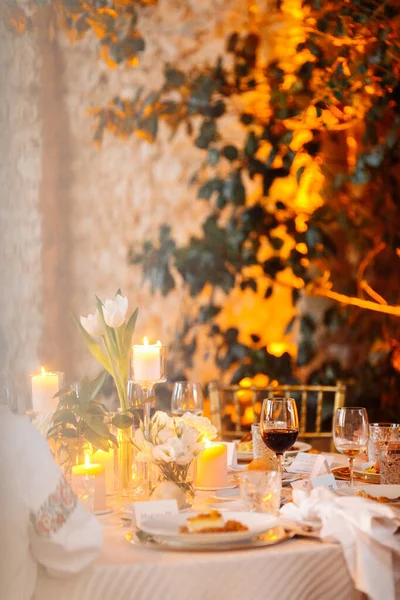 Çiçekler ve mumlarla dolu güzel bir düğün masası.