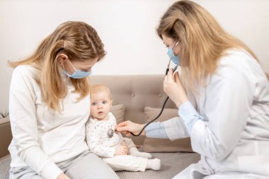 Küçük kızı hastanede olan genç bir kadın.