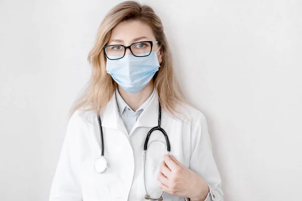 Portrait Une Jeune Femme Médecin Dans Masque Médical — Photo