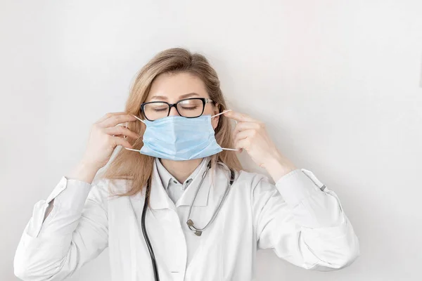 Portret Van Een Jonge Vrouw Arts Een Medisch Masker — Stockfoto