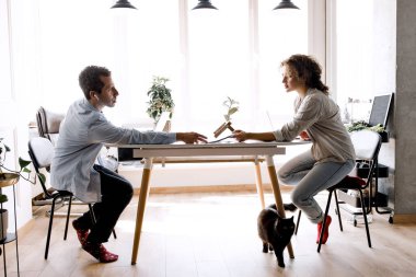 Ofiste birlikte çalışan iki genç iş adamı. 