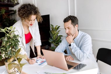 Ofiste birlikte çalışan iki genç iş adamı. 