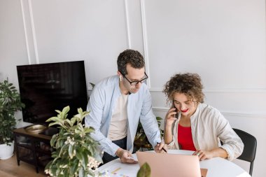 Ofiste birlikte çalışan iki genç iş adamı. 