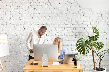 Ofiste çalışan genç iş adamları..