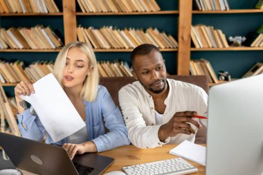 Ofiste çalışan genç iş adamları..