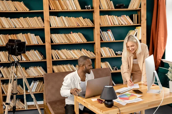 Jóvenes Empresarios Que Trabajan Oficina — Foto de Stock