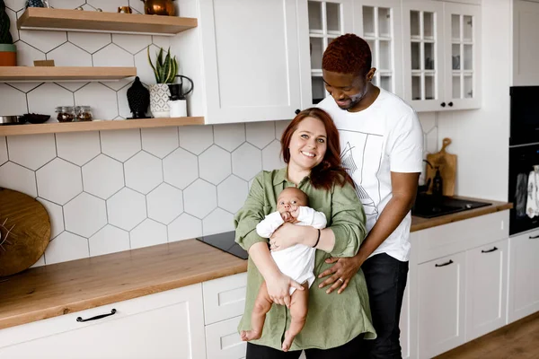 Familia Feliz Con Bebé Niño Relajándose Casa — Foto de Stock