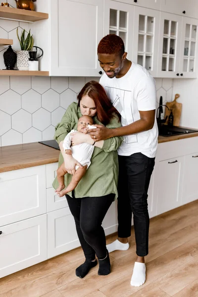 家で男の子の赤ちゃんと幸せな家庭 — ストック写真
