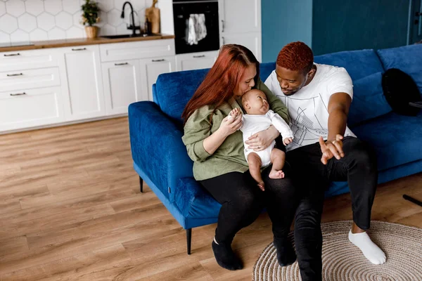 Familia Feliz Con Bebé Niño Relajándose Casa — Foto de Stock