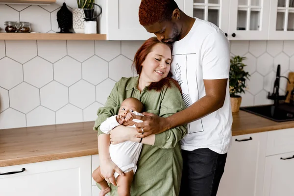 Retrato Familia Feliz Con Bebé Niño Casa — Foto de Stock