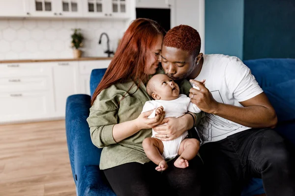 Portret Van Gelukkig Gezin Met Baby Jongen Thuis — Stockfoto