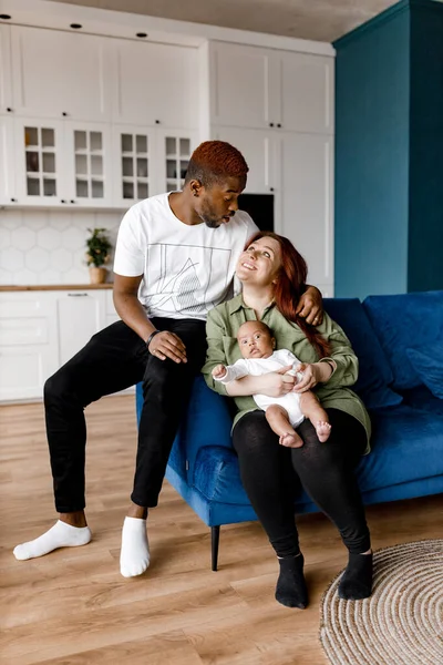 Familia Feliz Con Niño Casa — Foto de Stock