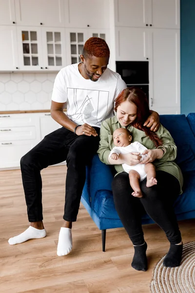 Familia Feliz Con Niño Casa — Foto de Stock