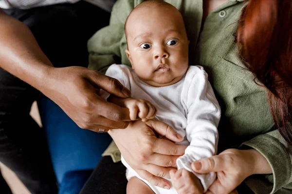 Familia Feliz Con Bebé Niño Relajándose Casa — Foto de Stock