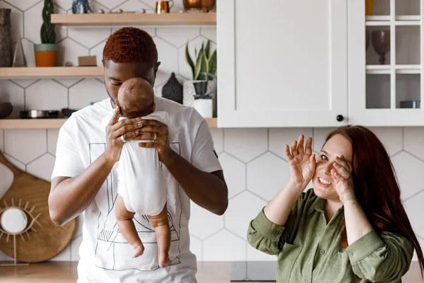 家で男の子の赤ちゃんと幸せな家庭 — ストック写真