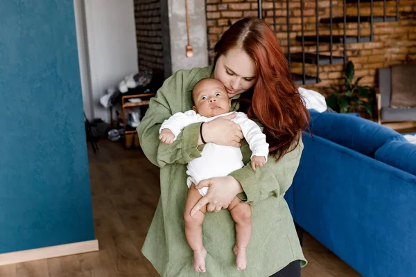 部屋に赤ちゃんを持つ若い女性の肖像画 — ストック写真