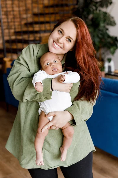 Retrato Mujer Joven Con Bebé Habitación — Foto de Stock