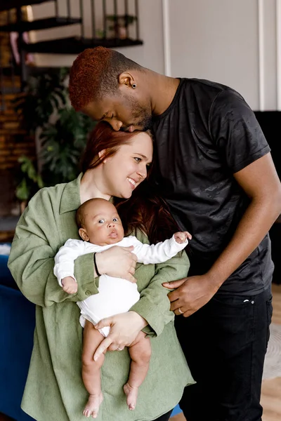 Familia Feliz Con Bebé Niño Relajándose Casa — Foto de Stock