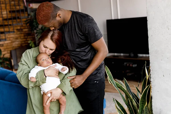 Familia Feliz Con Bebé Niño Relajándose Casa — Foto de Stock