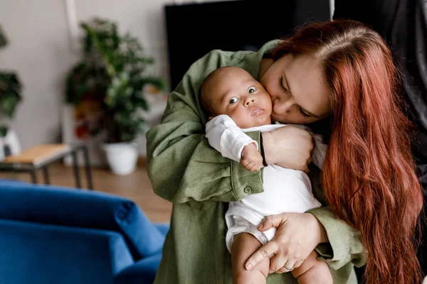 Retrato Mujer Joven Con Bebé Habitación — Foto de Stock