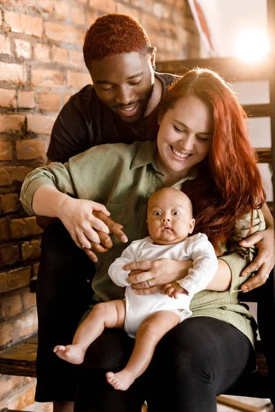 Retrato Familia Feliz Con Bebé Niño Casa — Foto de Stock