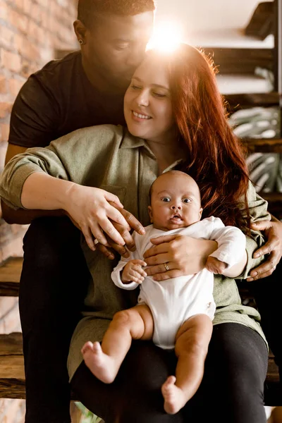 Familia Feliz Con Bebé Niño Relajándose Casa — Foto de Stock