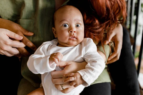 Famiglia Felice Con Bambino Casa — Foto Stock