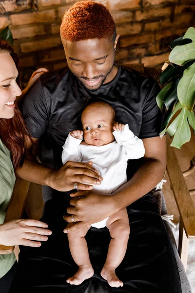 Familia Feliz Con Niño Casa — Foto de Stock