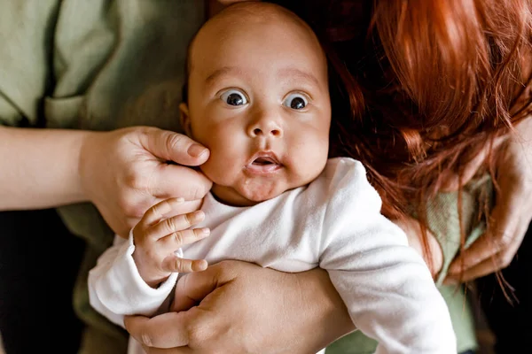 Retrato Jovem Mulher Com Bebê Quarto — Fotografia de Stock