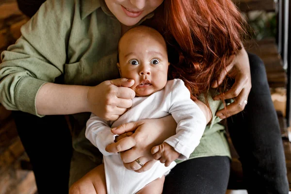 Retrato Mujer Joven Con Bebé Habitación —  Fotos de Stock