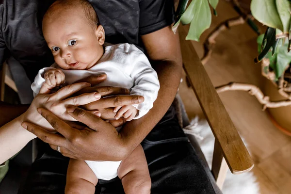 Gelukkig Gezin Met Babyjongen Thuis — Stockfoto