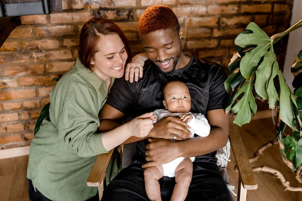 Retrato Familia Feliz Con Bebé Niño Casa — Foto de Stock