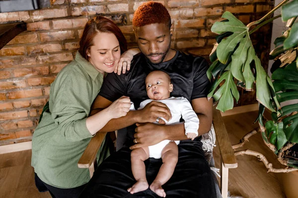 Retrato Familia Feliz Con Bebé Niño Casa — Foto de Stock
