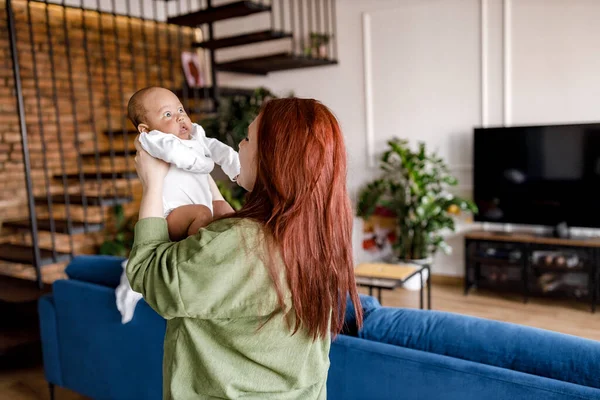 部屋に赤ちゃんを持つ若い女性の肖像画 — ストック写真