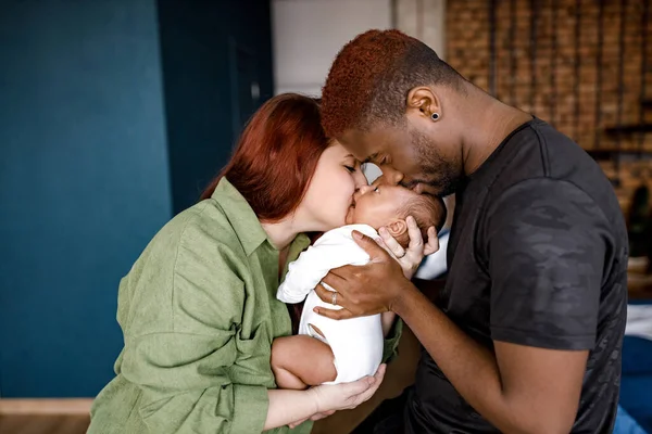 Joven Pareja Afroamericana Abrazándose Besándose Casa — Foto de Stock