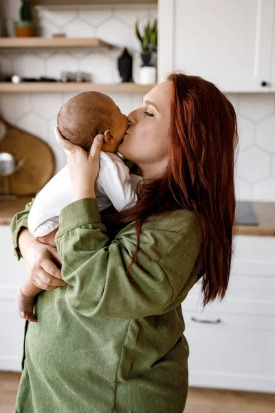 台所にいる母親と赤ん坊 — ストック写真