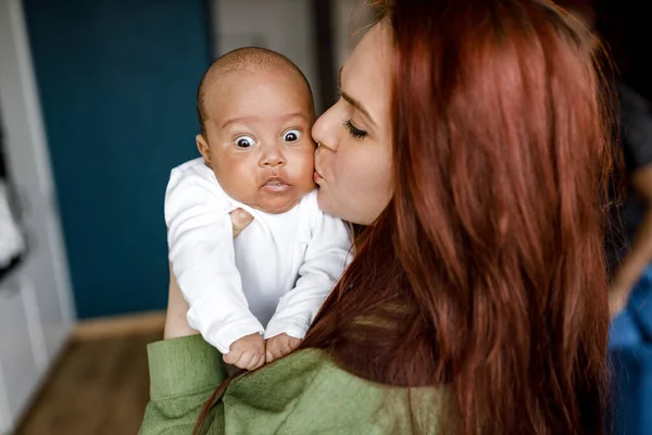 Potret Seorang Ibu Muda Yang Cantik Dengan Bayinya Dalam Ruangan — Stok Foto