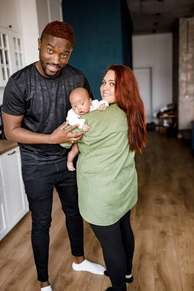 Retrato Una Joven Familia Afroamericana Con Bebé — Foto de Stock