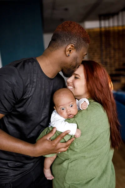 Retrato Una Joven Familia Afroamericana Con Bebé — Foto de Stock