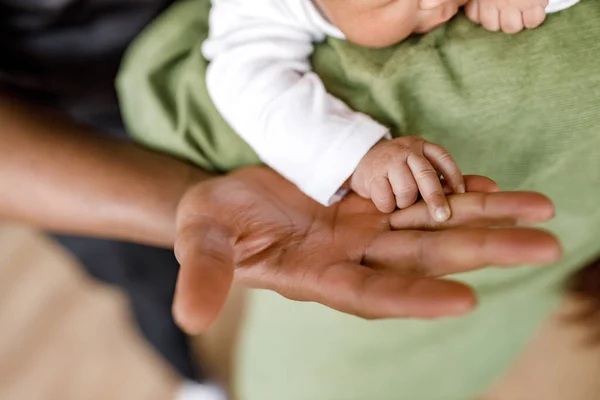 Primer Plano Una Mano Padre Sosteniendo Bebé — Foto de Stock