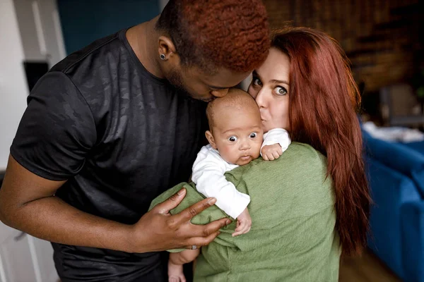 Joven Afroamericana Madre Bebé Niño Con Hijo Recién Nacido Cocina — Foto de Stock