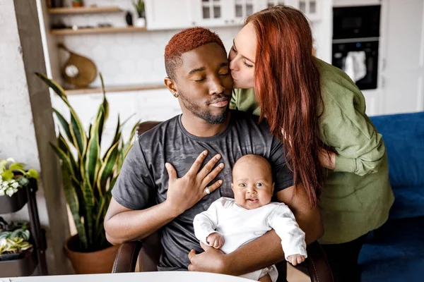 Feliz Joven Africano Americano Madre Pequeño Bebé Niño Con Linda — Foto de Stock