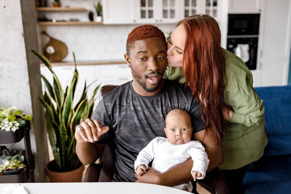 Hermosa Joven Afroamericana Familia Padre Hija Bebé Casa Mirando Cámara — Foto de Stock