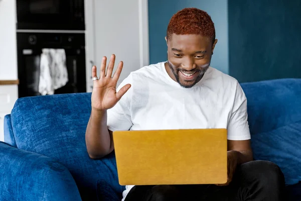 Afrikaner Mit Laptop Hause — Stockfoto