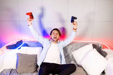 Adam kanepede video oyunu oynuyor.